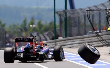 ВИДЕО: Излетяла гума от болида на Уебър нокаутира оператор