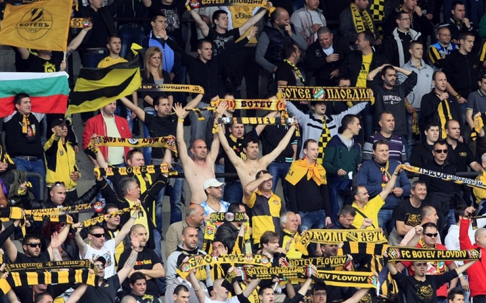 Фенове на Ботев катастрофираха на магистрала Тракия