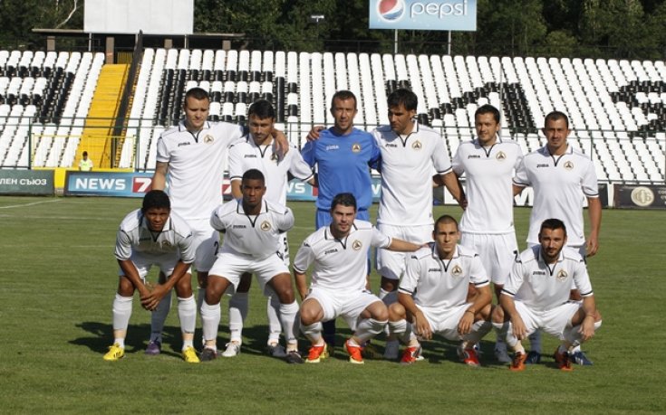 СНИМКИ: Фенове налетяха на Галин Иванов при представянето на Славия срещу Ботев Вр