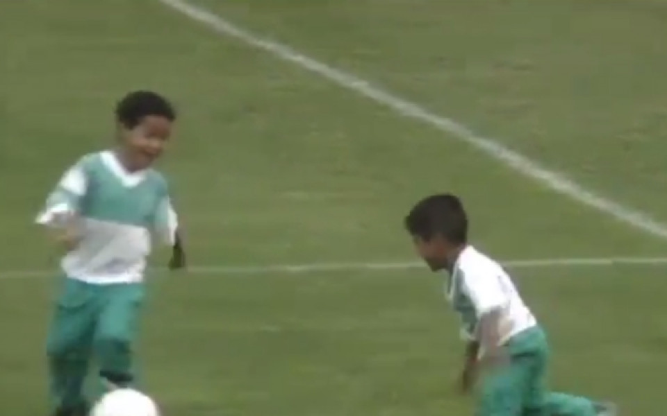 ВИДЕО: Малките Тиаго и Рафиня Алкантара играят брутален футбол