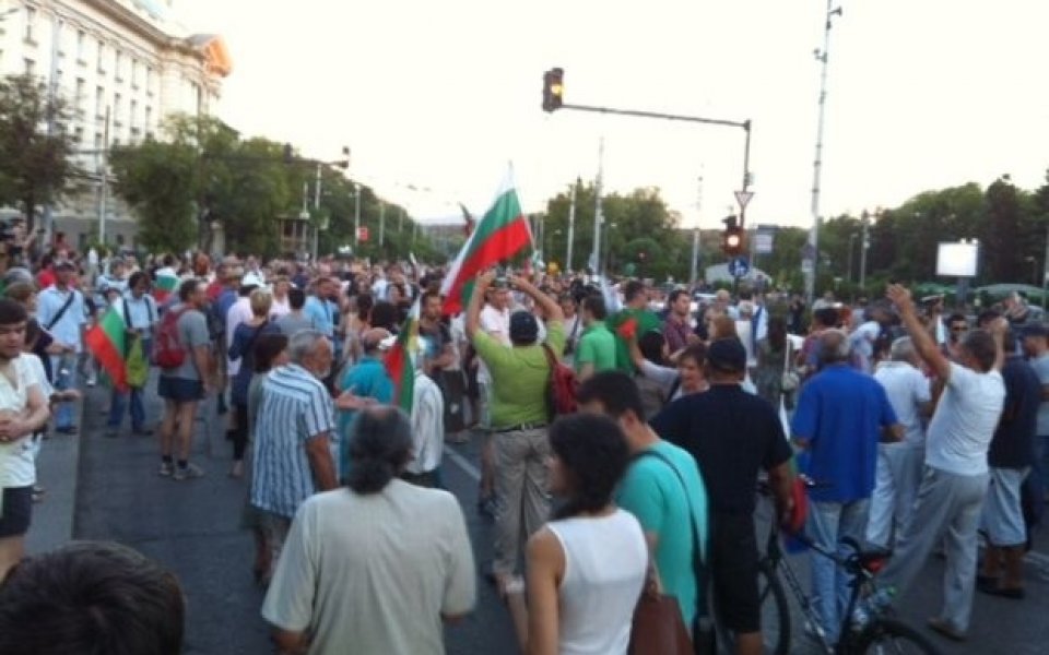 Полицаи се опитаха да спрат шествието на протестиращите