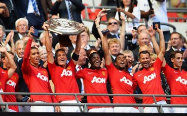 ВИДЕО: Ван Перси връчи Къмюнити Шийлд на пестелив Юнайтед