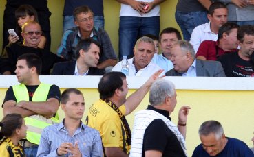 Тошко Неделев подари фланелката си на Стоичков