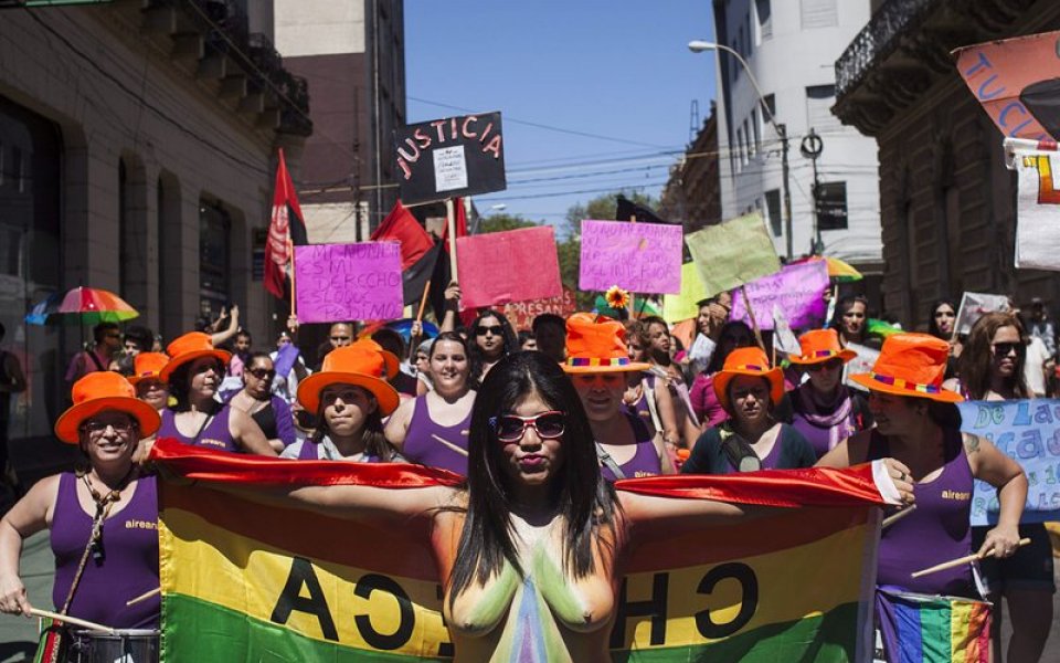 Боксьор-гей излиза на ринга в цветовете на дъгата