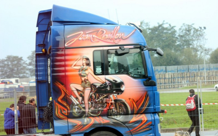 СНИМКИ: 24 часа на камионите в Льо Ман събира над 30 000, гледат и изрисувани кабини