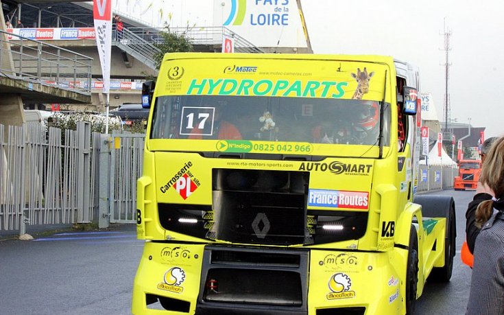 СНИМКИ: 24 часа на камионите в Льо Ман събира над 30 000, гледат и изрисувани кабини