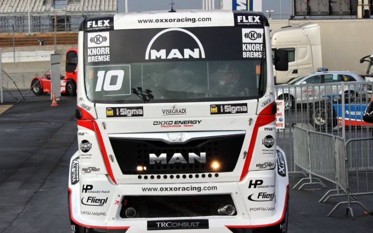 СНИМКИ: 24 часа на камионите в Льо Ман събира над 30 000, гледат и изрисувани кабини