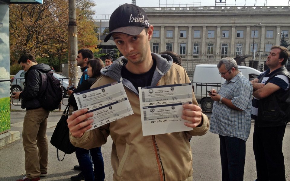 Билетите за сектор В свършиха, вече има опашка на касите