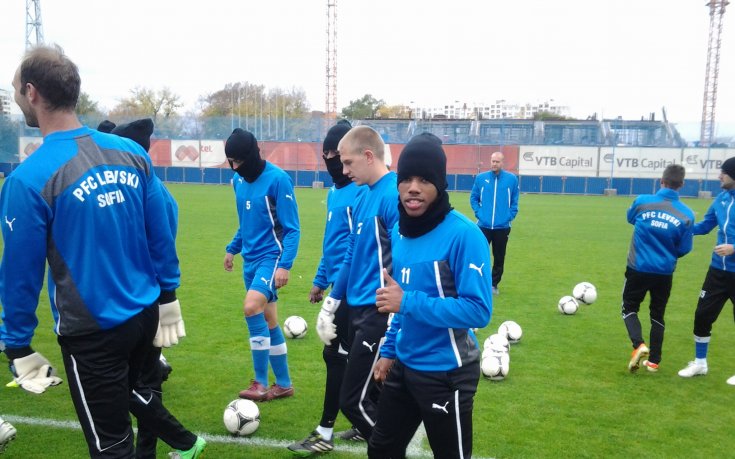 СНИМКИ: Сините тренират пред растящия Сектор А