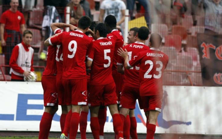 Стойчо Младенов взе 20 играчи за дербито с Левски