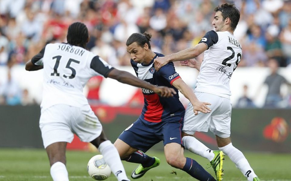 Гингам следва лидерите в Лига 1