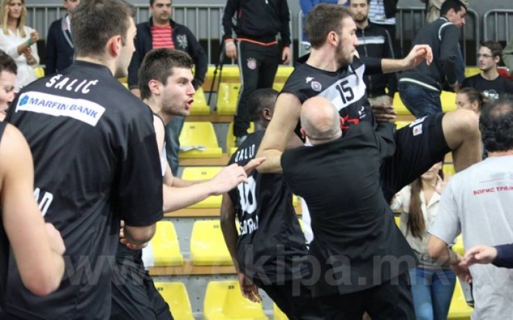 СНИМКИ: Фенове тръгнаха на бой с Партизан в Скопие, мелето се размина за малко