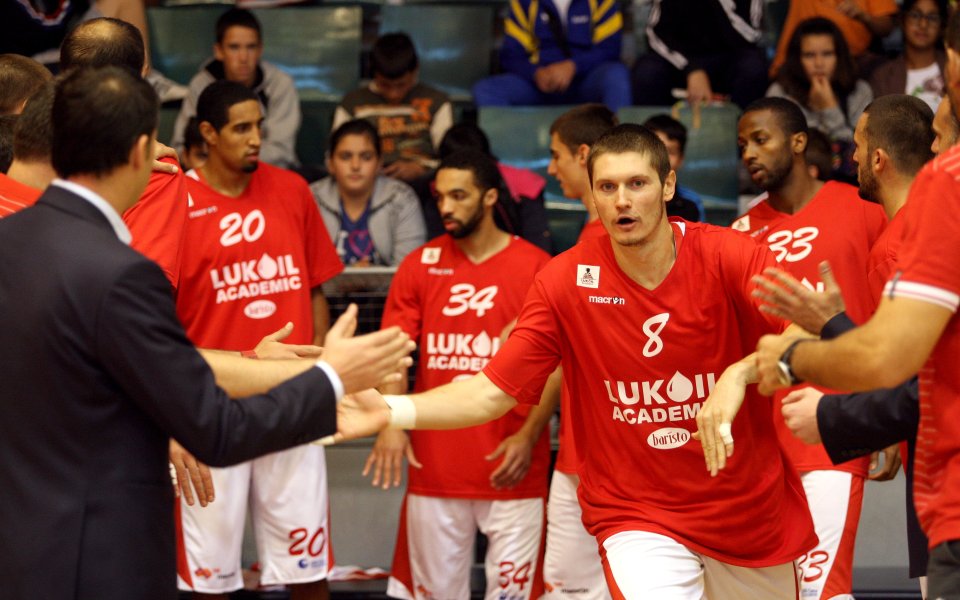 Лек вирус на Ники Колев е единственият проблем в Лукойл преди гостуването в Турция