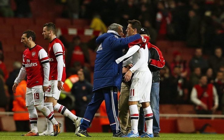 СНИМКИ: Специалният подарък на Йозил за Моуриньо