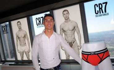 СНИМКИ: Роналдо пръска сексапил при представянето на своя линия бельо