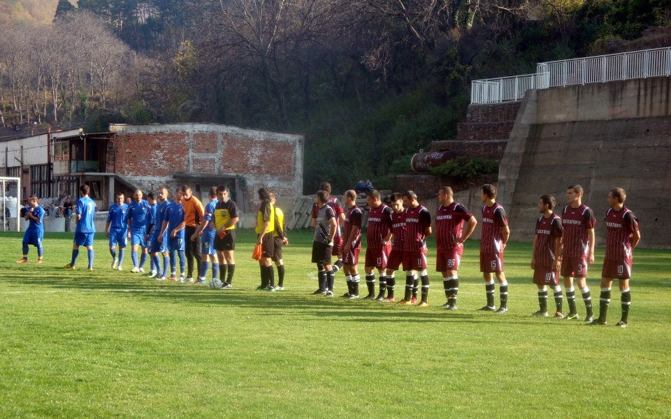 ВИДЕО: Пореден цирк: Играчи на Церово налитат на бой на съдията