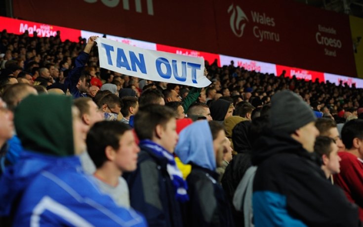 Феновете на Кардиф протестират срещу собственика на клуба