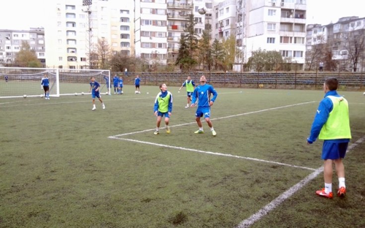 СНИМКИ: Нуно Пинто тренира с децата на „Герена“