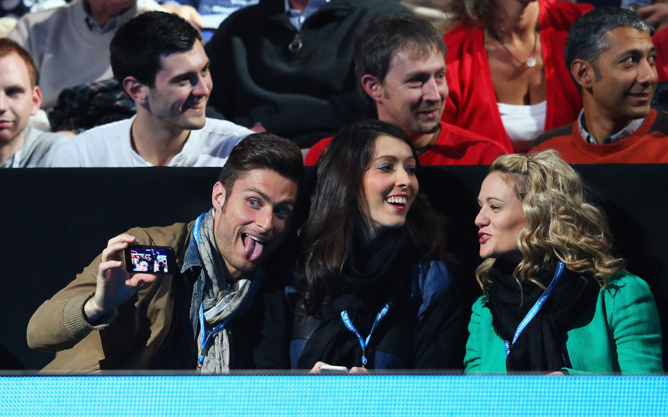 СНИМКИ: Жиру изгледа победа на Федерер заедно със съпругата си