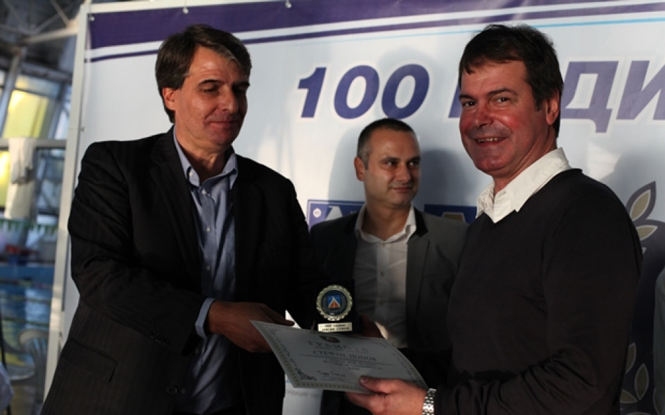 Левски награди плувците с почетен знак „100 години Левски”