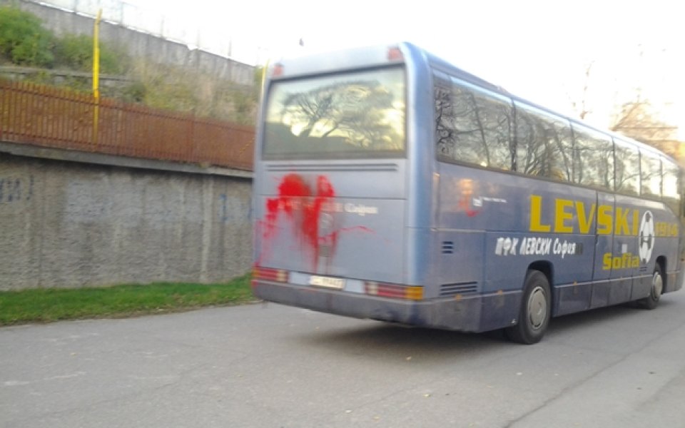 СНИМКИ: Хулигани атакуваха автобуса на Левски на Армията