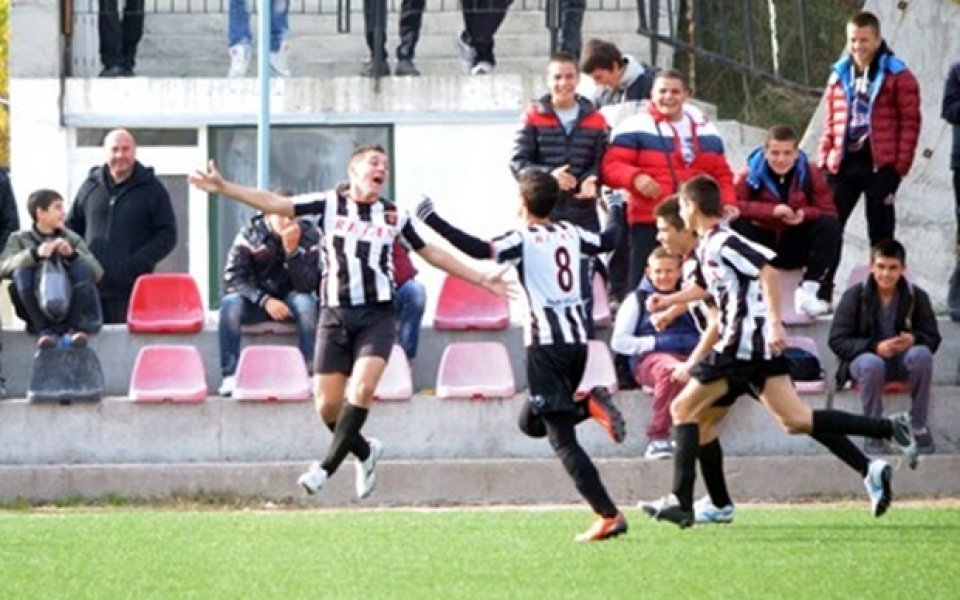 Малките „смърфове“ ступаха „канарчетата“ на Лаута