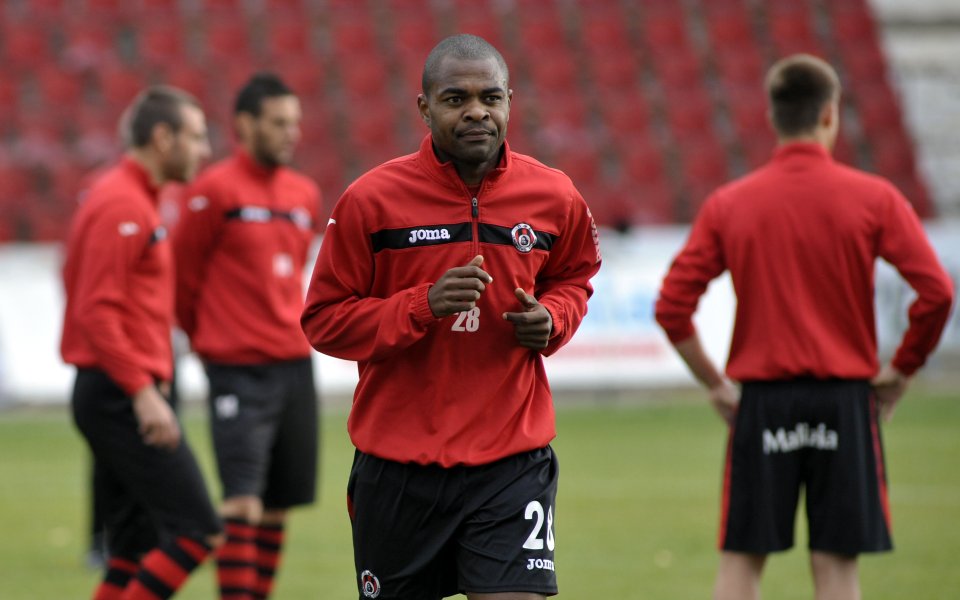 Локомотив Сф вдига контузени на крака