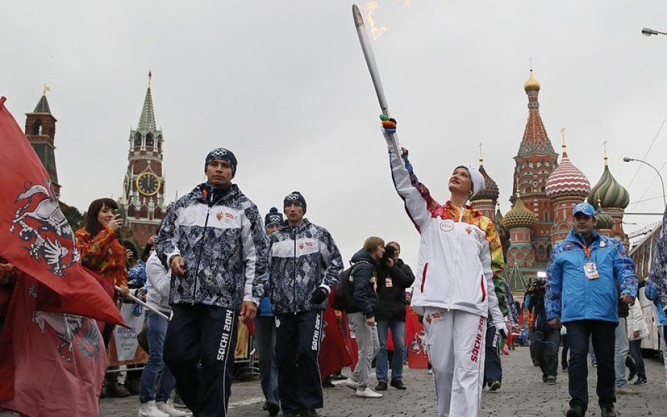 ВИДЕО: Нов инцидент преди Сочи'2014, дрехата на факлоносец се подпали