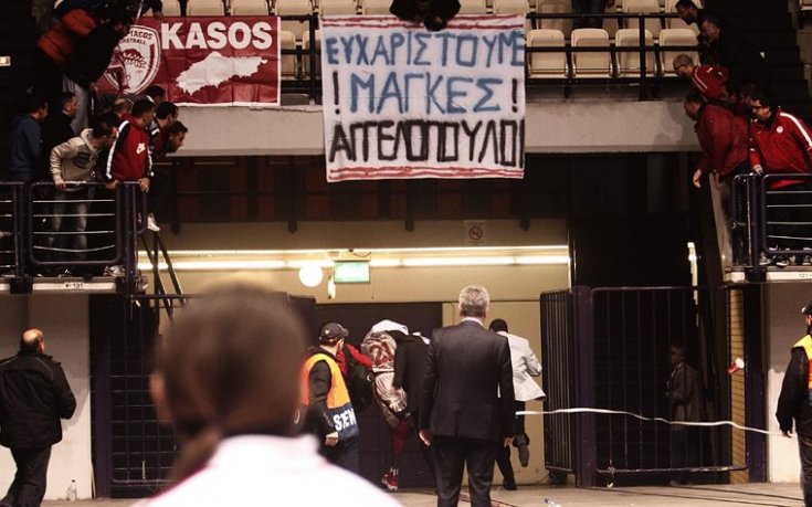 ВИДЕО: Юмручен бой нажежи страстите на Олимпиакос-Галатасарай