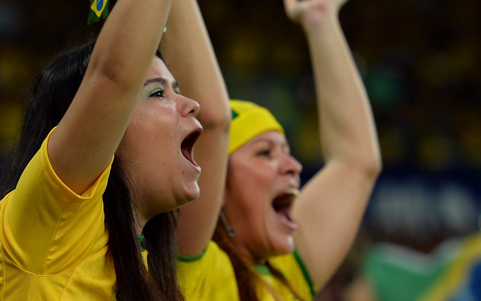 ВИДЕО: Красива бразилска фенка „лъсна“ по телевизията