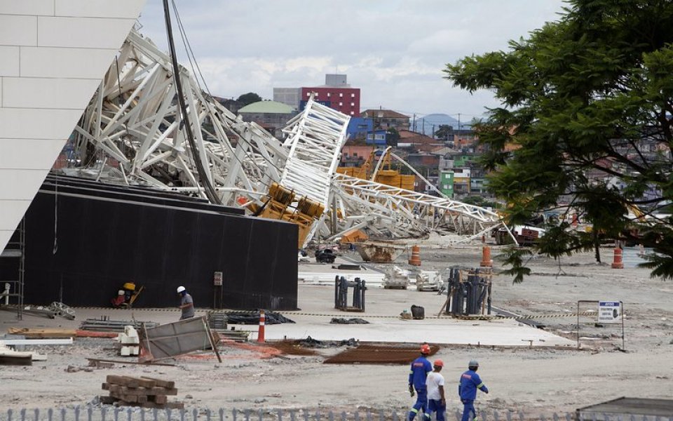 Подновиха работата по стадиона в Сао Пауло след трагедията