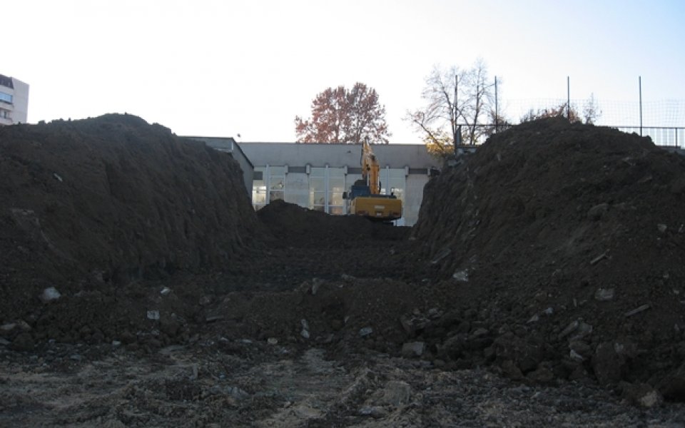 СНИМКИ: Започна събарянето на южната трибуна на стадион „Христо Ботев“