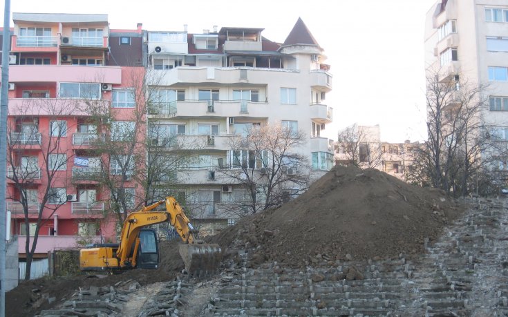 СНИМКИ: Започна събарянето на южната трибуна на стадион Христо Ботев