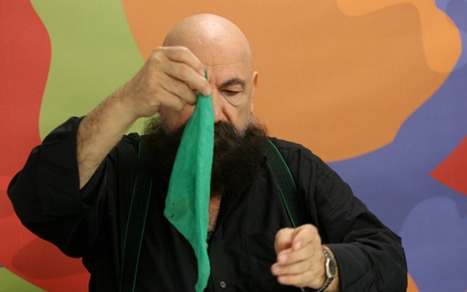 Ангел и Моисей пеят за сираци, Астор подарява магическо шоу