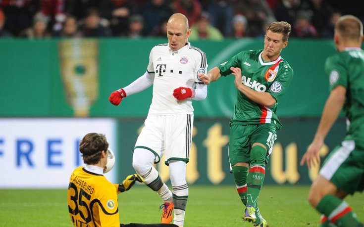 Вратарят, контузил Робен, се извини на холандеца