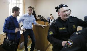 Алексей Навални (в средата) и брат му Олег (вляво)