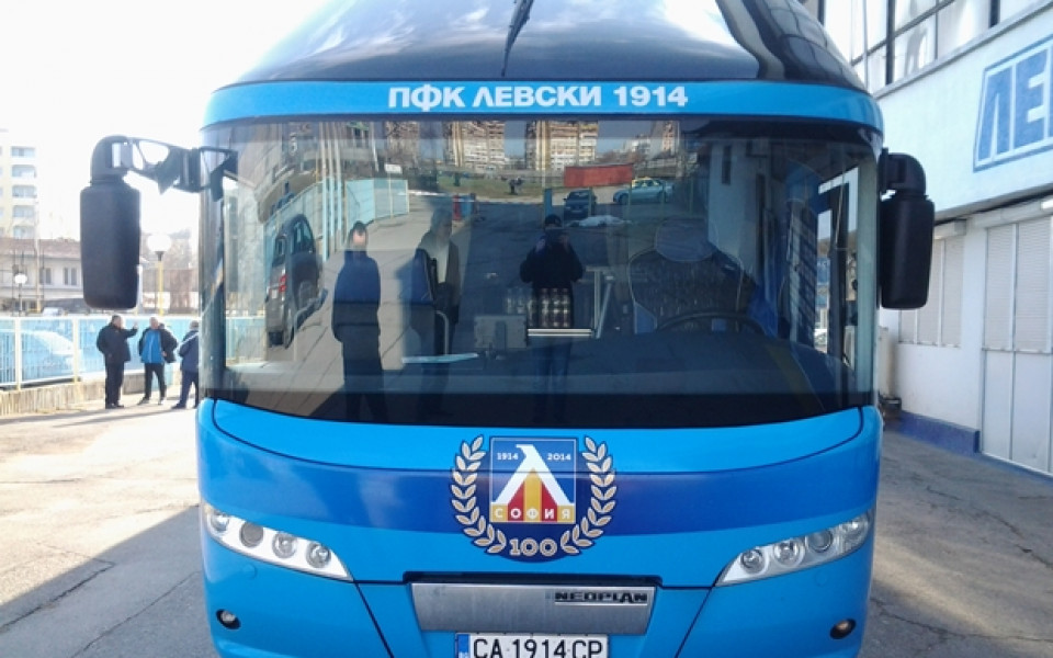 СНИМКИ: Левски украси автобуса си с юбилейната емблема