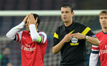 ВИДЕО: Малък талисман се скъса да плаче преди Наполи - Арсенал