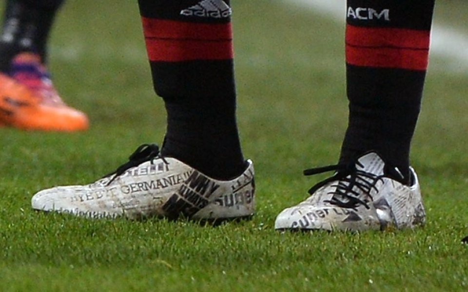 СНИМКИ: Вестникарски футболни обувки за Балотели