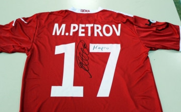 ЦСКА и Лудогорец дариха фланелки за коледния търг на Дарик радио