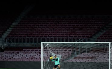 Виктор Валдес се завръща в игра за Барса в началото на януари