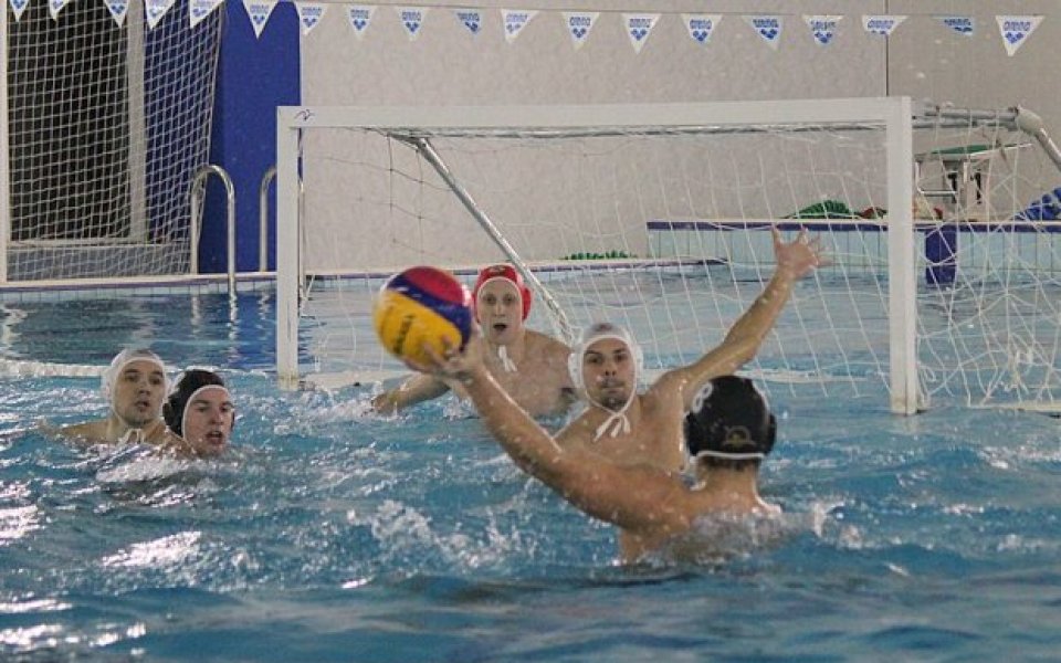 Унгария е първият финалист на европейското по водна топка