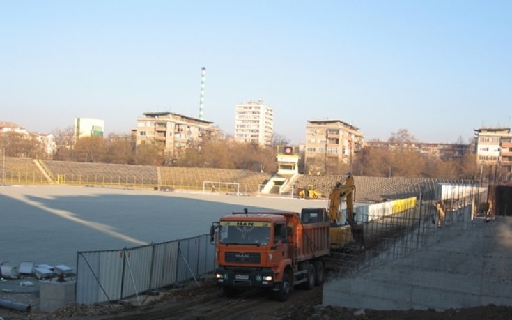 СНИМКИ: Реконструкцията на Колежа продължава