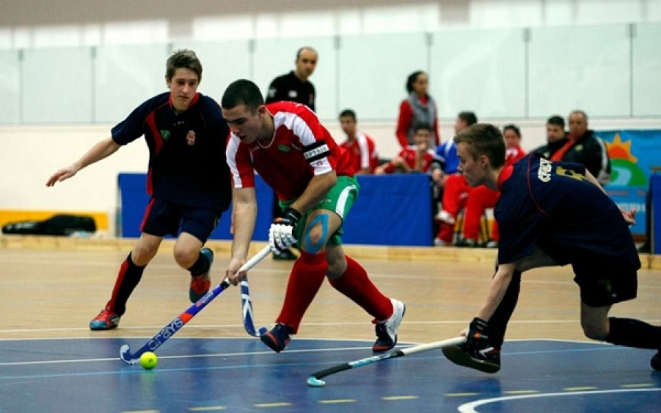 Сребро за юношите и девойките на Балканското по хокей в зала