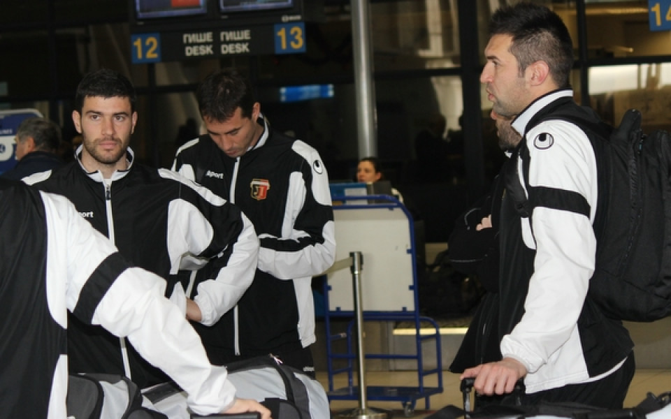 СНИМКИ: Сашо Станков и 9 футболисти тръгнаха за Испания, там ги чакат 5, останалите утре