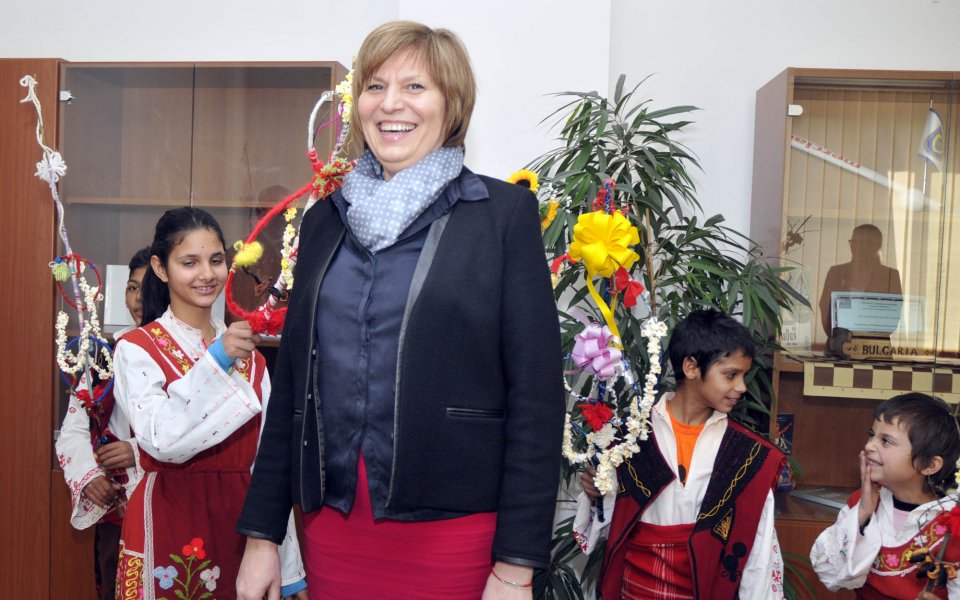 Деца поздравиха министър Геoргиева по случай ромската Нова година