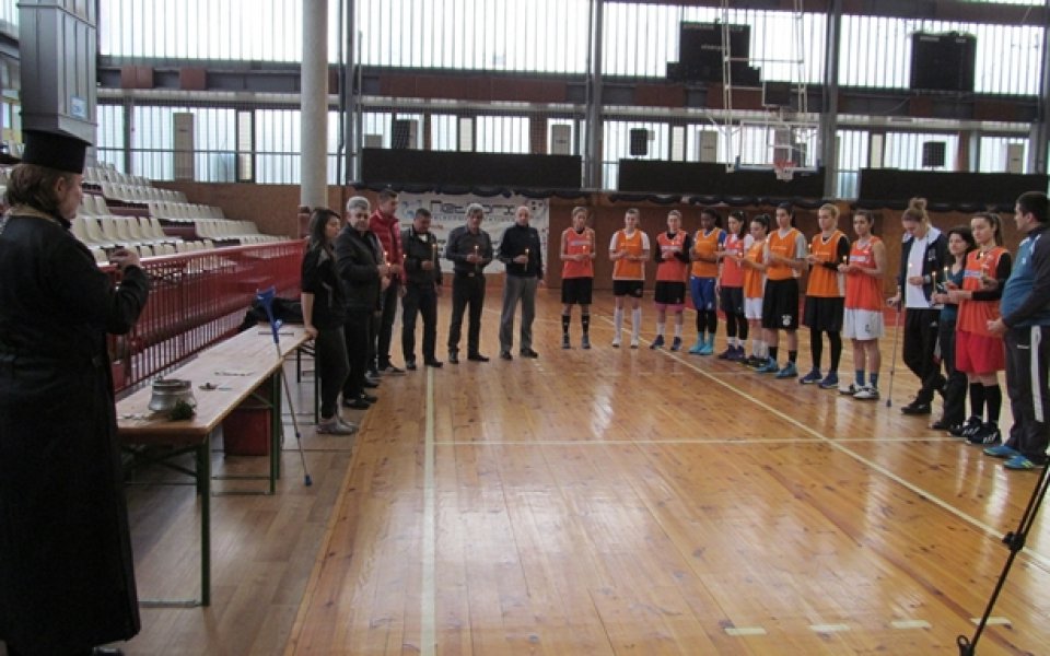 „Сините феи“ гонят контузиите с водосвет