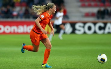 Арсенал привлече секси футболистка за женския си отбор, Подолски е доволен