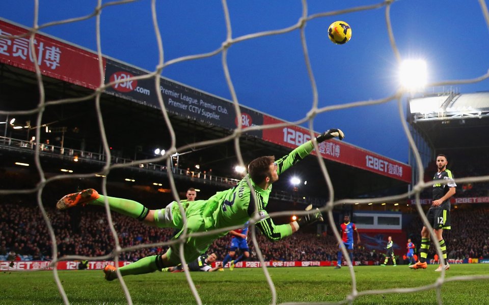 ВИДЕО: Вратарят на Стоук сътвори спасяването на кръга