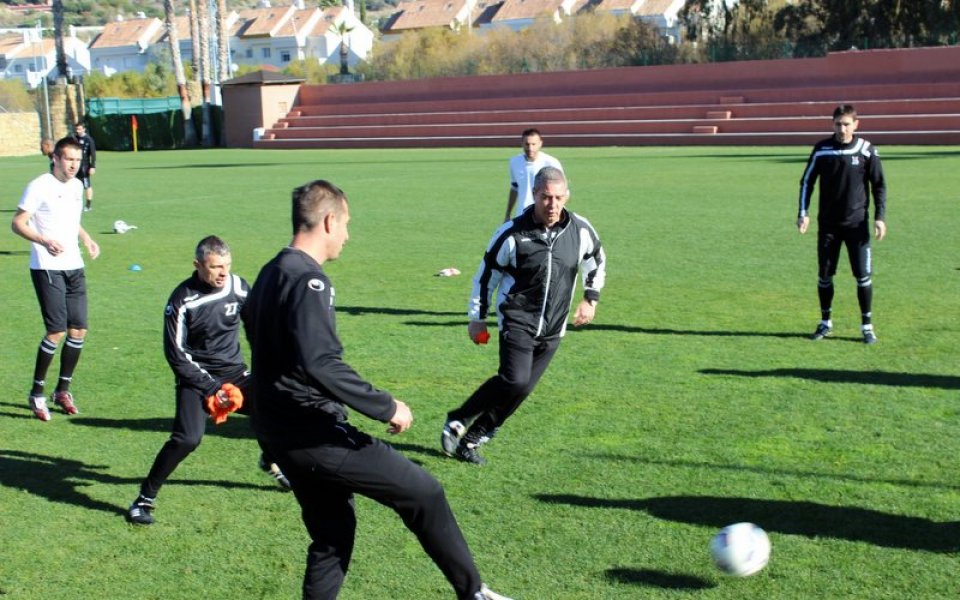 СНИМКИ: Локо Пд тренира, Мендес се върна в строя, след обяд разходка и плаж